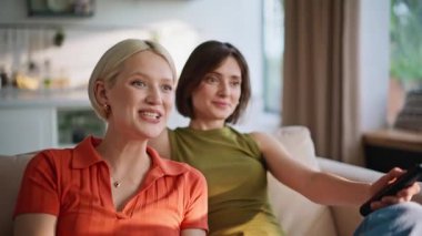 İki kadın, yurt içi kanepede televizyon kanallarını değiştiriyor. Kumral bayanın elinde uzaktan kumanda var. Rahat lezbiyenler koltukta heyecanlı bir film seçiyorlar. Eğlence konsepti 