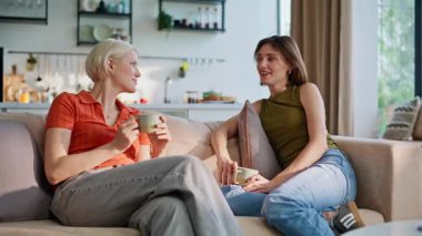 Rahat arkadaşlar koltukta konuşuyor. Parlak oturma odasında kahve içiyorlar. Neşeli kadınlar evlerinde barışçıl bir sabah dedikodusunu paylaşıyorlar. Mutlu kankalar rahat atmosferde konuşmanın keyfini çıkarıyorlar.