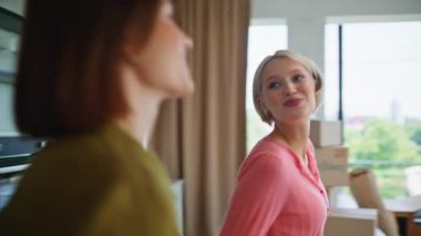 Yeni daireye girmekten memnun bir kadın lüks bir eve yakın çekim yapıyor. Geniş bir dairede kucaklaşan gülümseyen kızlar. Neşeli lezbiyenler, birlikte yeni bir hayata başlamanın tadını çıkarıyorlar.