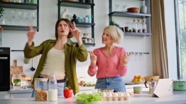 Dostlar sallanıyor, sobanın yanında eğleniyorlar. Heyecanlı kızlar sabah kahvaltıda yüksek sesle gülüp dans ediyorlar. Oda arkadaşları aydınlık dairede sabah neşesini paylaşıyor.