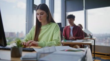 Bağımsızlar birlikte çalışarak dizüstü bilgisayarların projesini oluşturmaya odaklandılar. Çalışkan insanlar günlük iş rutinine dahil olmuş gibi hissederek bilgisayarlar yazıyorlar. Yaratıcı ajans ofisinde oturan ciddi takım arkadaşları.