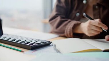 Hafif iş yerlerinde klavye yazan kadın parmakları. Odaklanmış şirket çalışanı kadın büyük vitrinlerdeki bilgisayara mesaj atıyor. Ciddi yönetici birlikte çalışmada ekran çözme görevlerini arıyor