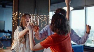 Takım dansı kurumsal partisi şampanya kadehlerini kaldırıyor. Neşeli, mutlu meslektaşlar kutlama için köpüklü şarap içerler. Gülümseyen iş arkadaşları, şenlik ofisinde toplanan cesetleri taşırken gülüyorlar.