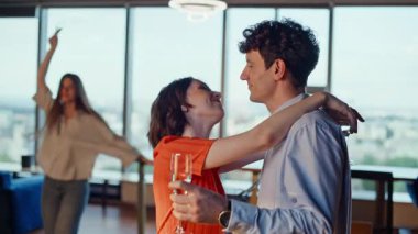 Yakın plan aşk çifti şehir merkezinde dans ediyor. Şirket partisinde romantik ortamda yavaş hareket eden mutlu aşıklar. Sevgi dolu iş arkadaşları dans ederken kucaklaşıyorlar. İş etkinliğinde birbirlerine yakınlıklarını ifade ediyorlar.