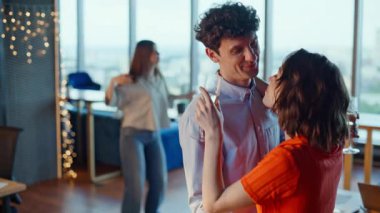 Mutlu ofis çalışanları ofis partisi mekanında müziğe taşınıyor. Romantik çift, iş arkadaşının yanında içki içerek dans ediyor. Sarhoş aşıklar neşeli bir atmosferde kutlama yapıyorlar.