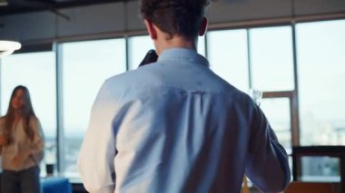 Ayyaş çift birlikte dans ediyor. Aydınlık apartman şenliğinde. Yakın plan. Arkadaşlarının yanında dönen şampanyalı kadehler. Neşeli aşıklar gülüyor, tatillerini evde kutluyorlar.