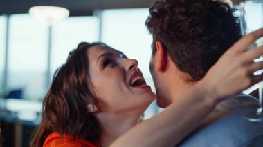 İş arkadaşları modern iş yeri kutlamalarında dans ederken gülüyorlar. İçkilerini yudumlayan gülümseyen bir çift şirket toplantısında birlikte müzik dinliyorlar. Parti anında kucaklaşan mutlu çift