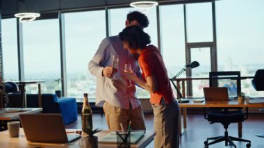 Şehvetli çift dans ofisi. Gülümseyen menajer dans ederken güzel bir kadına sarılıyor şefkatle gülüyor. Mutlu genç meslektaşlar panoramik çalışma odasında romantik bir an paylaşıyorlar.