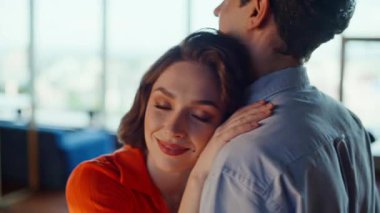 Çakırkeyif çift, panoramik odada şehvetli bir şekilde dans ediyor. Sevecen erkek arkadaş, evde gülen kız arkadaşa sarılıyor. Ellerinde şampanya kadehleriyle romantik bir anın tadını çıkarıyorlar.