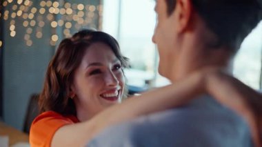 Yakın aşıklar evde yavaş yavaş dans ediyor ve sessiz anın tadını çıkarıyorlar. Neşeli kız arkadaş sevgilisiyle gülüyor pencerenin yanında nazikçe sallanıyor. Mutlu çift ilişkisini kutluyor sıcak bir sevgi hissediyor