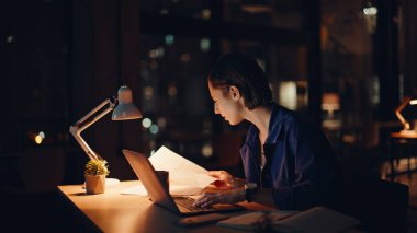 Yorgun ve serbest çalışan bilgisayar kapatıcısı gece çalışma alanında aşırı yüklenme yaşıyor. Son teslim tarihinin baskısını hisseden yorgun iş kadını. Stresli kadın müdür fazla mesai yapıyor.