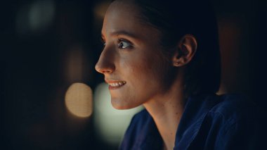 Yaratıcı proje fazla mesaisini düşünen geç kalmış bir yönetici portresi. Gülümseyen iş kadını karanlık işyerinde başarılı bir işten hoşlanır. Esinlenmiş kadın girişimci akşam ofisinde e-ticaret kuruyor..