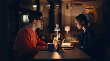 Fazla mesai yöneticileri gece iş yerinde dizüstü bilgisayarları karıştırma sorununu hayal kırıklığına uğrattılar. Hüsrana uğramış meslektaşlarım karanlık ofiste iş başarısızlığından endişe ediyorlardı. Stresli iş arkadaşları bilgisayarı lamba ışığında kapatıyorlar.