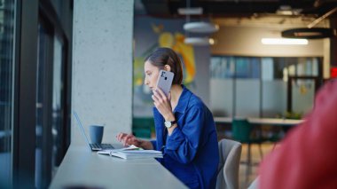 Satış müdürleri, yaratıcı ajanstaki cep telefonlarını arayıp yakın çekim yapıyorlar. Kadın serbest çalışan, akıllı telefonlardan konuşan, kafede dizüstü bilgisayar arayan. Ofiste telefon danışmanlığı yapan pozitif çalışanlar