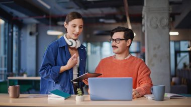 İki iş arkadaşı web kameralı bilgisayarda buluşmaya yaratıcı şirket ofisinde başlıyorlar. Videoda gülümseyen menajerler konuşuyor. İş arkadaşları iş açılışını sanal konferansta tartışıyor