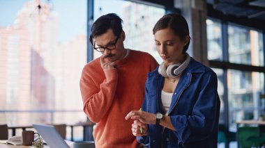 Ekip çalışanları modern ofis alanındaki iş geliştirme stratejileri üzerinde kafa yoruyor. Yatırım projesini düşünen iki meslektaş. Profesyonel girişimciler birlikte pazarlama planı hazırlıyorlar..