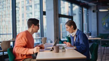 Ofisin açık alanındaki yakın çekimde aşırı mutlu yöneticiler duygusal olarak başarıya tepki veriyorlar. Dizüstü bilgisayara bakan mutlu meslektaşlar başarıyı kutluyor. Heyecanlı iş arkadaşları beş iş zaferini kutluyor.