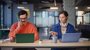 Satış müdürleri iş yerinde telefonlara bakıyorlar. Bilgisayarlara veri girişi yapıyorlar. Meslektaşları cep telefonlarıyla bilgisayar uygulamalarını taramakla meşgul. İş yerinde akıllı telefonlardan konuşan profesyonel danışmanlar.