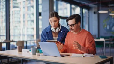 Sanal toplantı konusunda tartışan hayal kırıklığına uğramış meslektaşlar ofis açık alanda endişeli iş sorunları yaşıyorlar. Stresli iş arkadaşları dizüstü bilgisayarı kapatıyor. Endişeli bıyıklı adam endişeli kadın yöneticiyle konuşuyor..