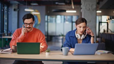 Çalışma odasının kapanış defterine not yazan personeli arıyorum. Gülümseyen profesyonel danışmanlar müşterilerle cep telefonuyla konuşuyor. Meslektaşlar iş gezici sohbetleri yapıyorlar.