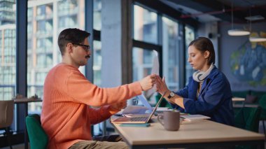 Kurumsal açık alandaki finansal açıklamaları analiz eden iki yönetici. İş belgelerinde birlikte çalışan ciddi iş arkadaşları. Profesyonel muhasebeciler iş yerinde belgeleri değiş tokuş ediyorlar.