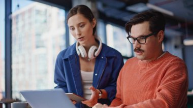 Sanal konferansta konuşmakla meşgul yöneticiler ofis kapanışında iş meseleleri hakkında endişeliler. Stresli meslektaşlar video görüşmesiyle sorunu tartışıyor. İş ortakları iş hatasını uzaktan izah ediyor.