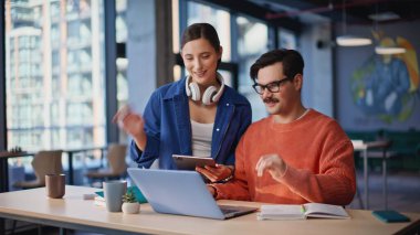 Dost canlısı ekip ofisteki internet kameralarına el sallıyor. Gülümseyen kadın iş yerindeki internet toplantısında bıyıklı iş arkadaşını sunuyor. Video konferansında konuşan profesyonel meslektaşlar.