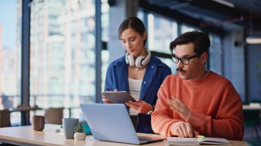 Video toplantısından şikayet eden gergin ortaklar modern ofis çalışma alanlarının yakın çekimlerinde kötü iş çıkardılar. Endişeli meslektaşlar stresli sanal görüşmeyi bitirir. Hayal kırıklığına uğramış yöneticiler dizüstü bilgisayarı kapatır