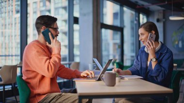 Servis masası uzmanları iş yerindeki açık alandan cep telefonunu arıyor. Ofiste akıllı telefondan konuşan iki gülümseyen yönetici dizüstü bilgisayar arıyor. Konferans odasında cep telefonuyla konuşan profesyonel danışmanlar