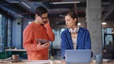 İki yönetici iş yerinde zorlu bir iş için çözüm arıyorlar. Ciddi iş arkadaşları birlikte problem çözme stratejisi üzerinde kafa yoruyor. Profesyonel çalışanlar, gazete okuma hatasından endişe ediyorlar