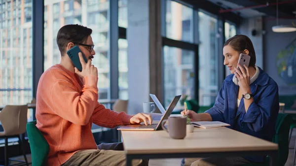 Servis masası uzmanları iş yerindeki açık alandan cep telefonunu arıyor. Ofiste akıllı telefondan konuşan iki gülümseyen yönetici dizüstü bilgisayar arıyor. Konferans odasında cep telefonuyla konuşan profesyonel danışmanlar