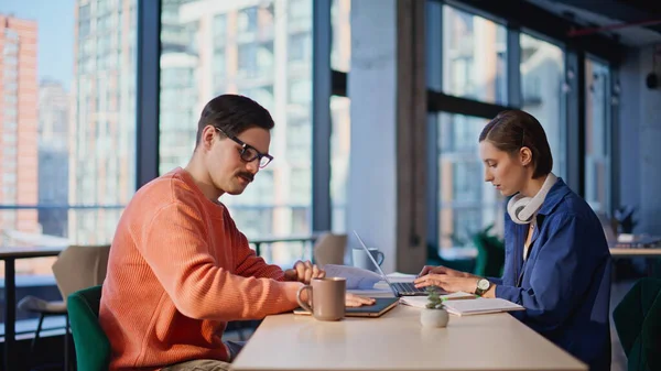 İki serbest çalışan, yakın çekim alanında konuşuyorlar. Kahve fincanı alan gülümseyen bıyıklı adam ofisteki dost canlısı bayan meslektaşla konuşuyor. İş yerinde işe ara veren yaratıcı takım arkadaşları.