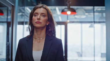 Kendine güveni tam bir iş kadını koridorda cep telefonu mesajlarını yakından okuyor. Başarılı CEO atlayışı yapan akıllı telefon mesajları koridorda sevinçle karşılanıyor. Mutlu ofis müdürü çok mutlu görünüyor..