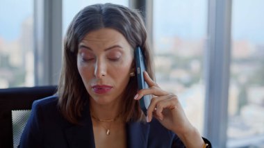 Çalışan, şık bir takım elbise içinde akıllı telefonların çalışma alanının sorunlarını tartışıyor. Üzgün iş kadını cep telefonuyla işten şikayet ediyor. Stresli kadın yönetici sorunları cep telefonuyla çözüyor.