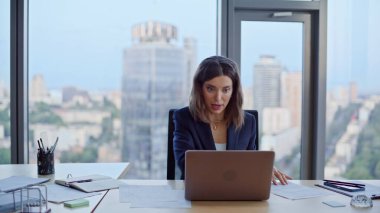 Öfkeli patron şirket ofisindeki video görüşmesini bitirdi. Sinirli iş kadını, video görüşmesinde sinirli iş anlaşmasını tartışıyor. Duygusal kadın CEO 'su bilgisayarını kapatıyor. İçerideki mali rapordan memnun değil..