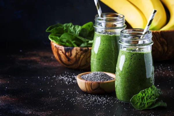 Smoothies Verdes Com Espinafre Sementes Banana Chia Fundo Marrom Foco — Fotografia de Stock