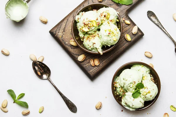 견과류 민트와 장식으로 피스타치오 아이스크림 평면도에 나뭇잎 — 스톡 사진