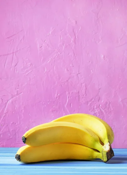 Riaw Bananas Verão Rosa Fundo Azul Foco Seletivo — Fotografia de Stock