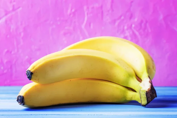 Riaw Bananas Verão Rosa Fundo Azul Foco Seletivo — Fotografia de Stock