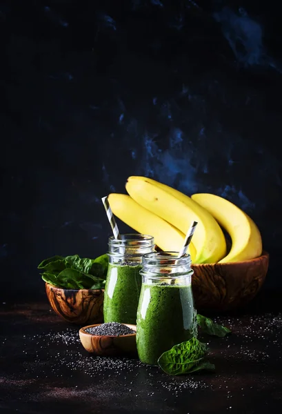 Batidos Verdes Con Espinacas Plátano Semillas Chía Fondo Marrón Enfoque — Foto de Stock