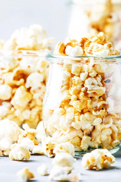 Karamelové Sladký Popcorn Skleněných Nádobách Šedé Pozadí Selektivní Ostření — Stock fotografie