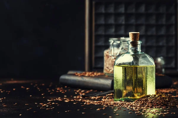 Minyak Linseed Atau Flax Dalam Botol Dan Biji Kaca Latar — Stok Foto