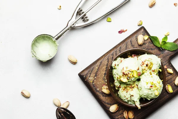 견과류 민트와 장식으로 피스타치오 아이스크림 평면도에 나뭇잎 — 스톡 사진