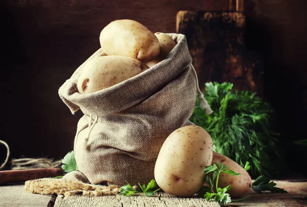 Verse Rauwe Aardappelen Een Doek Zak Houten Achtergrond Rustieke Stijl — Stockfoto