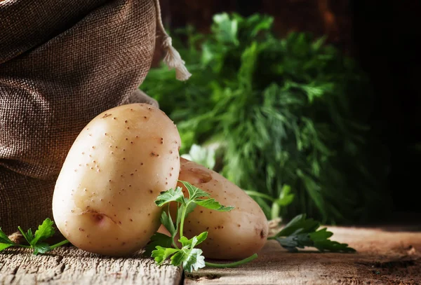 Batatas Cruas Frescas Saco Lona Fundo Madeira Estilo Rústico Foco — Fotografia de Stock