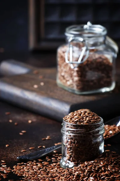 Semi Lino Vaso Vetro Fondo Marrone Messa Fuoco Selettiva — Foto Stock