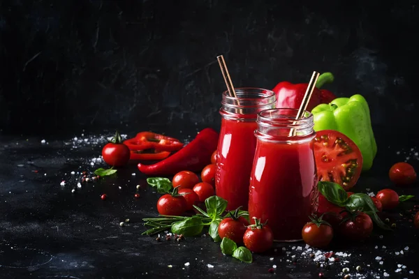 Zdravé Užitečné Pikantní Smoothie Nebo Šťáva Červených Rajčat Paprik Zelené — Stock fotografie