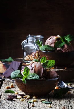 Çikolatalı dondurma kase eski ahşap arka plan, seçici odak üzerinde yer