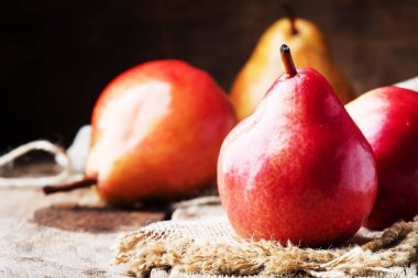 Olgun kırmızı armut rustik ahşap arka plan, seçici odak üzerinde