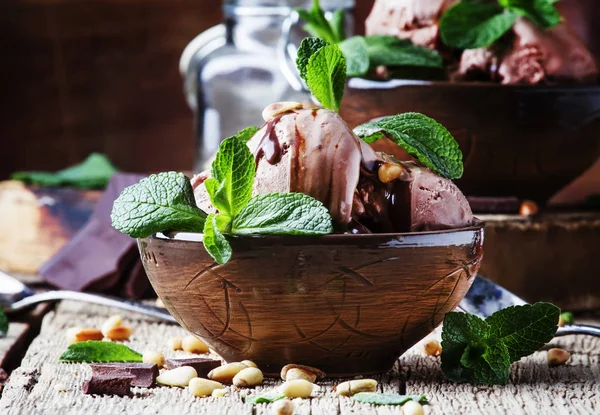 Çikolatalı Dondurma Kase Eski Ahşap Arka Plan Seçici Odak Üzerinde — Stok fotoğraf